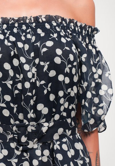 Schulterfreies marineblaues Kleid mit weißem Kirschdruck, puffärmeligen kurzen Ärmeln, gerafftem Oberteil und passendem Stoffgürtel um die Taille.