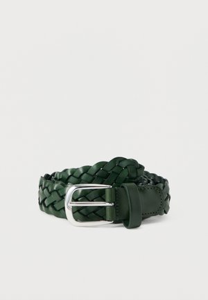 Ceinture en cuir tressé vert avec une boucle en métal argenté élégante. Présente un tissage texturé et une boucle en cuir lisse pour l'ajustement.
