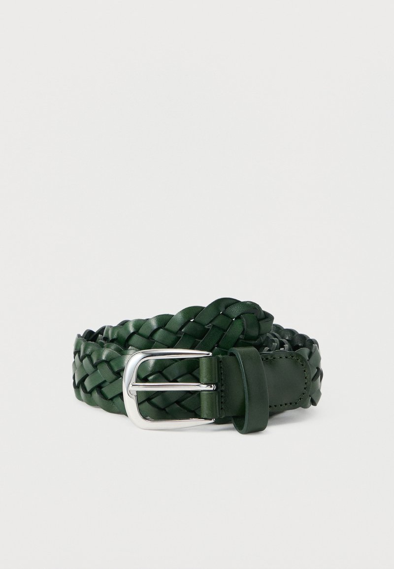Ceinture en cuir tressé vert avec une boucle en métal argenté élégante. Présente un tissage texturé et une boucle en cuir lisse pour l'ajustement.