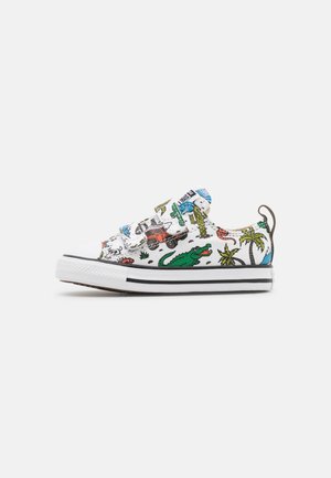 Witte kindersneaker met kleurrijke dieren- en natuurprints, waaronder een krokodil, palmbomen en een rood voertuig, met twee klittenbandsluitingen.
