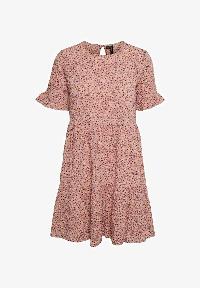 Robe à motifs floraux de couleur rose clair, avec des manches courtes à volants, un col rond avec une ouverture en forme de goutte, et une taille froncée, s'évasant en jupe à volants.