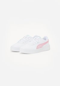 Baskets blanches avec une semelle texturée, ornées d'une rayure rose et de détails bleu clair sur la languette. Fabriquées en matériau synthétique.