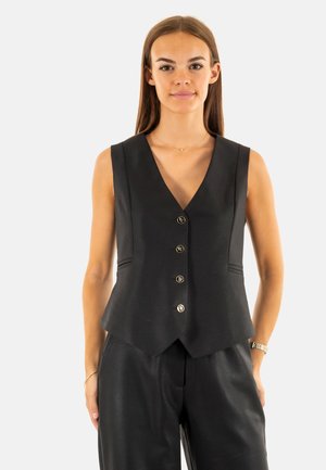 Chaleco negro sin mangas con cuello en V y cinco botones dorados, que presenta un corte entallado y una tela suave para un aspecto profesional.