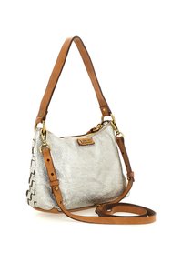 Borsa a mano argento metallizzato con tracolla in pelle color cuoio e dettagli in metallo, caratterizzata da un inserto laterale intrecciato. Forma compatta e curva con tracolla regolabile.