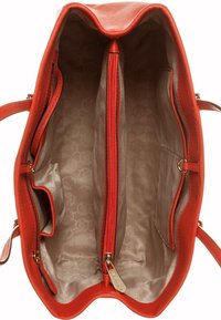 Sac à main en cuir rouge avec une texture lisse, doté d'un intérieur spacieux, de deux compartiments zippés et de plusieurs poches pour une bonne organisation.