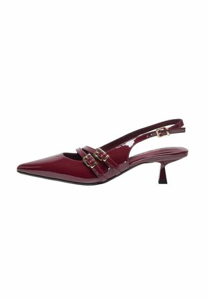 Talons slingback en cuir verni bourgogne avec un bout pointu. Comprend deux courroies avec des boucles dorées et un petit talon aiguille. Texture lisse.