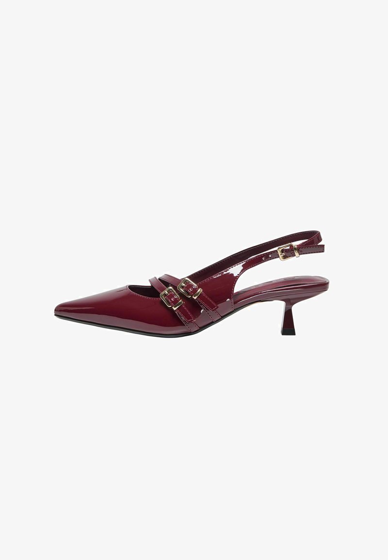 Tacco slingback in pelle verniciata borgogna con puntale affilato. Presenta due cinturini con fibbie dorate e un tacco kitten sottile. Texture liscia.