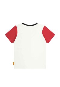 Short-sleeve t-shirt with a white body and red sleeves, featuring a black ribbed collar, made of soft cotton fabric. Yellow label on the side.