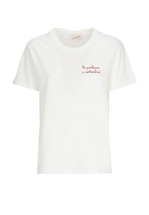T-shirt bianca a maniche corte con collo giro con piccolo testo rosso corsivo sul petto sinistro con scritto "Ne parliamo a settembre!"