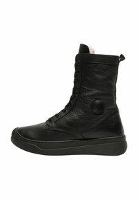 Botas de tobillo de cuero negro con un acabado texturizado, puntera redonda y cuello acolchado. Presentan cordones y un logo circular en el lado.