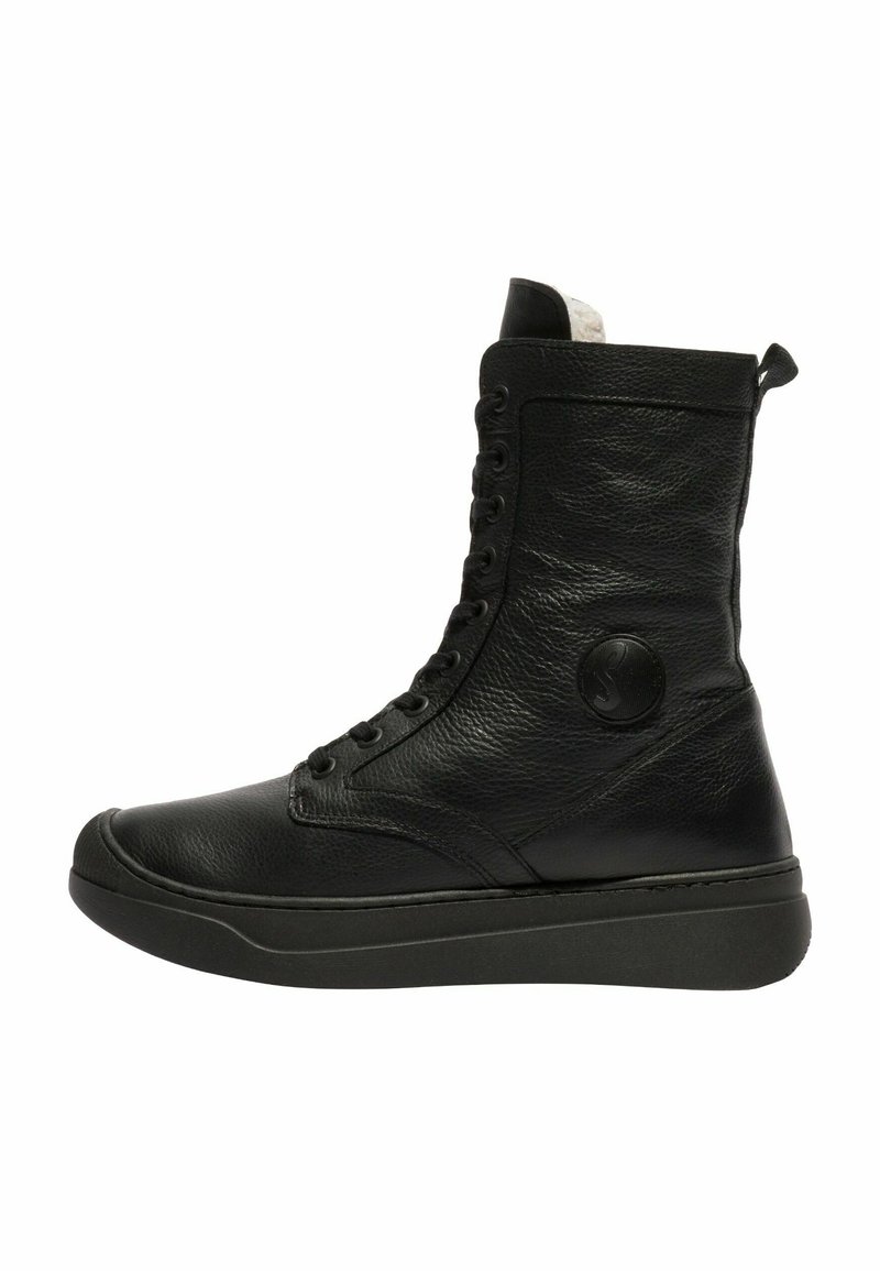 Botas de tobillo de cuero negro con un acabado texturizado, puntera redonda y cuello acolchado. Presentan cordones y un logo circular en el lado.