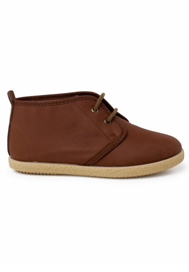 Botas de cuero marrón hasta el tobillo con dos ojales. Punta redondeada y suela de goma texturizada en beige. Costuras en los paneles laterales para un detalle adicional.