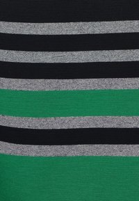 Grön och svart randig textil med alternerande band av grått och grönt, med ett texturerat stickmönster. Betydande horisontella linjer.