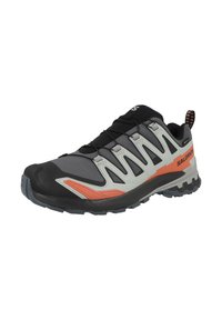 Scarpa da trail running in nero, grigio e arancione. Presenta una tomaia in mesh traspirante, suola in gomma e sistema di allacciatura elastica per una vestibilità sicura.