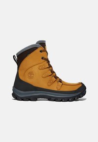 Bottines de randonnée imperméables marron et jaunes avec un col gris, doublure en textile, semelle en caoutchouc et accents noirs. Comprend six œillets pour les lacets.