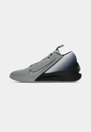 Zapatilla deportiva de caña baja en gris y negro con el logo de Nike en negro, parte superior texturizada y contrafuerte de gradiente sobre fondo blanco.