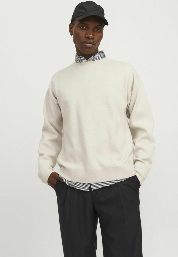 MIT RUNDHALS - Strickpullover - greige