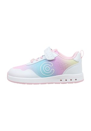 Zapatilla infantil con empeine de degradado pastel en rosa, azul y amarillo, suela blanca, cierre de velcro y logo circular en el lateral.