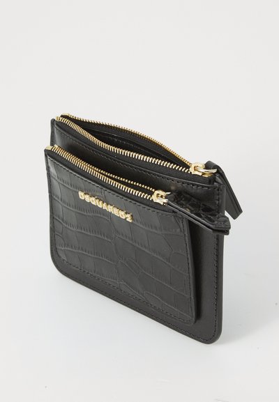 Un portefeuille en cuir noir doté d'une texture crocodile, de deux compartiments zippés et de quincaillerie dorée, avec un logo en relief à l'avant.