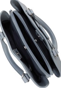 Sac à main gris avec deux poignées, trois compartiments principaux, un avec fermeture éclair et deux avec boutons-pression, vu de dessus.