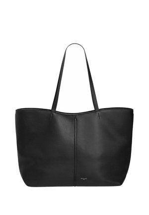 Bolso tote de cuero negro con dos asas largas y un pequeño logo de la marca centrado cerca de la parte inferior sobre un fondo blanco.