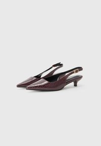 Burgundia värvi slingback kontsad terava varbaga, krokodillimustriga ja väikese kontsaga. Ankle strapil on pandla detail.