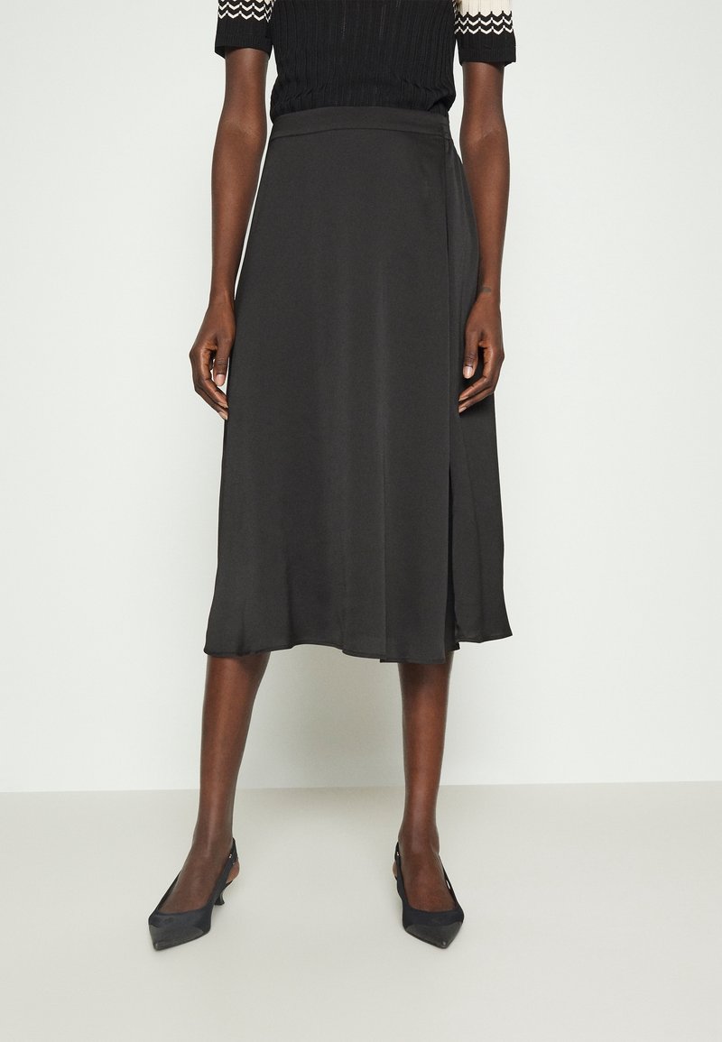 Sort midi omslagskirt med en glat tekstur, standard talje og et flydende design, der elegant hænger til halvleggen.