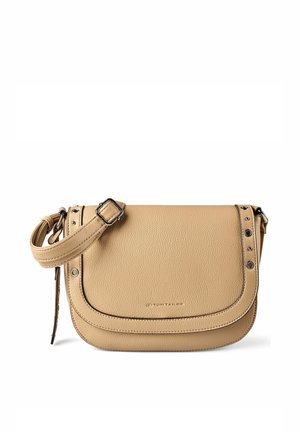 Bolso bandolera de cuero beige con correa ajustable, detalles de ojales metálicos y cierre de solapa, con el logo de Tom Tailor en relieve.
