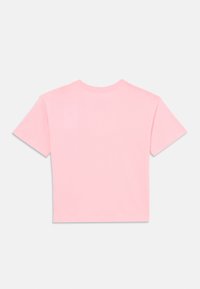 T-shirt rosa a maniche corte in cotone, con collo rotondo. Il retro presenta un design semplice senza loghi o motivi visibili.