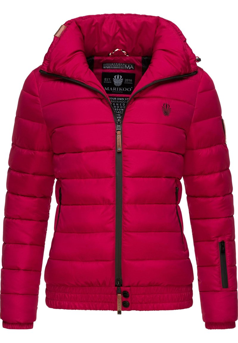 Veste matelassée en rose vif, dotée d'une fermeture éclair à l'avant, de poignets côtelés et de poches latérales. Accent logo au-dessus de la poche gauche. Texture lisse.