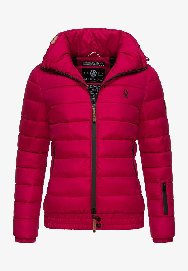 Geacă căptușită de culoare roz strălucitor, cu fermoar pe față, manșete ribbate și buzunare laterale. Accesoriu cu logo deasupra buzunarului stâng. Textură netedă.