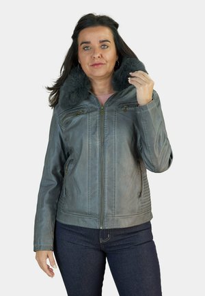 Chaqueta de cuero gris con cuello de piel, cierre de cremallera en la parte frontal y bolsillos, acentos acanalados en los laterales y un corte entallado para un look contemporáneo.