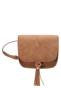 Bolso cruzado de imitación ante marrón con cierre de solapa, detalle de borlas y correa ajustable. Textura suave, forma rectangular y hardware minimalista.