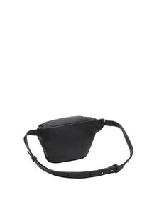 Borsa in vita nera in pelle con una consistenza morbida, forma arrotondata, cintura regolabile e chiusura con zip. Design minimalista senza hardware visibile.