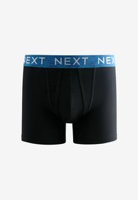 Fekete boxer alsónadrág kék és fehér márkázott derékrésszel, amely szoros illeszkedésű és puha textúrájú anyagból készült. Nincsenek további minták vagy díszítések.