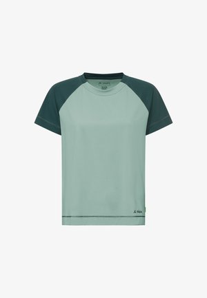 T-shirt de sport à manches courtes avec corps vert clair et manches raglan vert foncé, col rond, et petit logo près de l'ourlet inférieur.