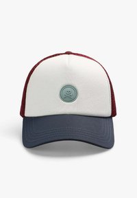Gorra de camionero con panel frontal blanco, parte trasera de malla color burdeos y visera azul marino. Logo centrado con una calavera y tibias cruzadas en goma color verde azulado.
