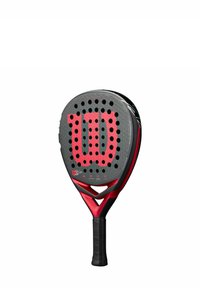 Wilson Padel-Schläger mit grauem Schlägerblatt, großem rotem Logo und Perforationen, rotem und schwarzem Rahmen sowie einem strukturierten schwarzen Griff.