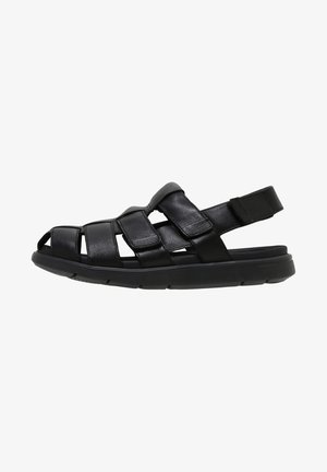 Sandale homme en cuir noir avec des brides ajustables et une semelle rembourrée, conçue pour le confort et la respirabilité.