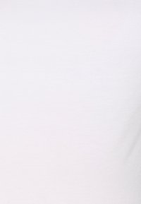 Tecido leve e branco, com uma textura suave, apresentando um design liso e uma superfície uniforme. Sem padrões ou detalhes de hardware visíveis.