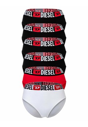 Pino kuutta Diesel-merkkistä bokseria mustana, punaisena ja valkoisena, joissa leveät, brändätyt vyötärönauhat, joissa on Diesel-logo ja punainen "D"-merkki.
