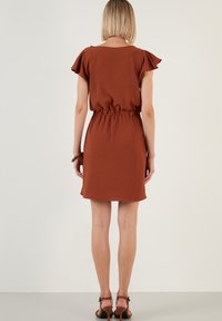 LELA REGULAR FIT - Päevakleit - brick red