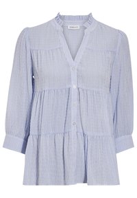Blouse bleu clair à boutons avec des rayures verticales, col volanté et ourlet à plusieurs niveaux. Fabriquée en tissu doux, avec des manches longues et une texture subtile.