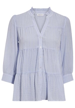 Blouse bleu clair à boutons avec des rayures verticales, col volanté et ourlet à plusieurs niveaux. Fabriquée en tissu doux, avec des manches longues et une texture subtile.