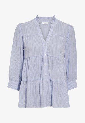 Blusa de botón azul claro con rayas verticales, cuello con volantes y dobladillo en capas. Hecha de tela suave, presenta mangas largas y una textura sutil.