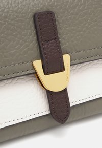 Coccinelle CAMPUS - Portofel - brown/green/offwhite