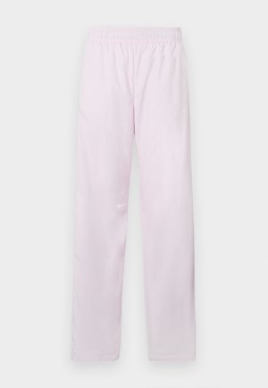 Világos rózsaszín Nike sportnadrág, elasztikus derékkal, egyenes szabással és diszkrét fehér Nike swoosh logóval a bal combján.