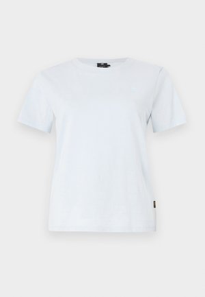 T-shirt de algodão azul claro com um clássico decote redondo, mangas curtas e um pequeno logo no peito. Textura suave, ajuste descontraído.