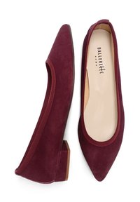Burgunderfarbene Wildlederballerinas mit spitzer Schuhspitze, elastischem Besatz und niedrigem Blockabsatz. Mit einer beigen Innensohle, auf der der Markenname aufgedruckt ist.