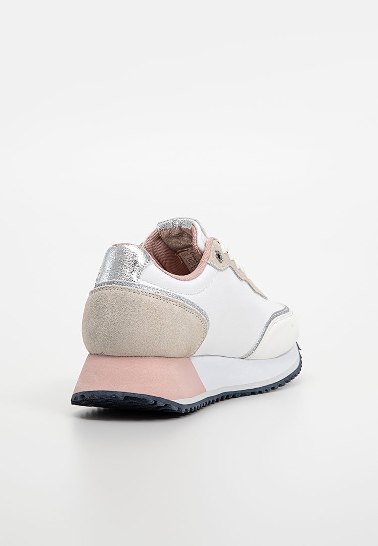 Sneaker bianca con accenti argento e rosa, dotata di una parte superiore liscia, tallone in suede e suola in gomma texturizzata. Design semplice e curvo.